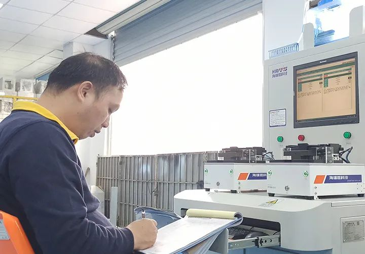 工程師正在分析數(shù)據(jù)