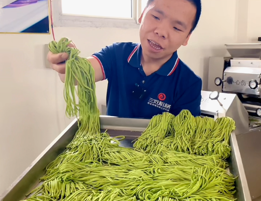 多功能面條機(jī)怎么制作面條 多功能面條機(jī)怎么制作面條