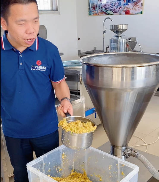 速凍餃子加工廠使用餃子機加工生產餃子 速凍餃子加工廠使用餃子機加工生產餃子