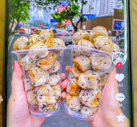 華人老鐵用拇指生煎包機做生煎包，湯汁濃稠、面皮酥脆！