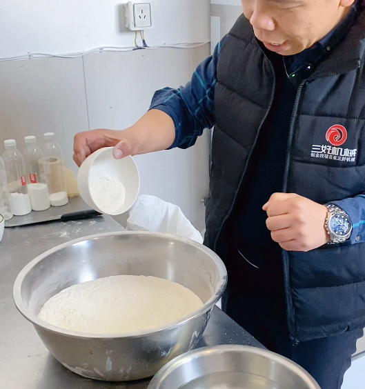 老鐵用饅頭機做饅頭，卻捅破豆渣這個馬蜂窩“咋辦”？