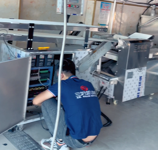 饅頭機(jī)安裝現(xiàn)場(chǎng) 饅頭機(jī)安裝現(xiàn)場(chǎng)