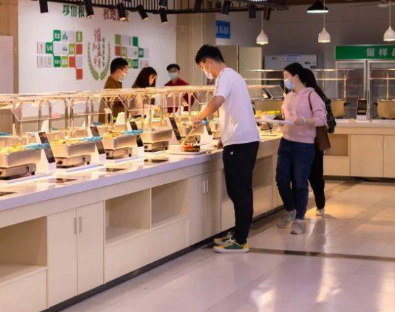 掌勺大廚成為“肇事者”切菜機怎么去解圍？