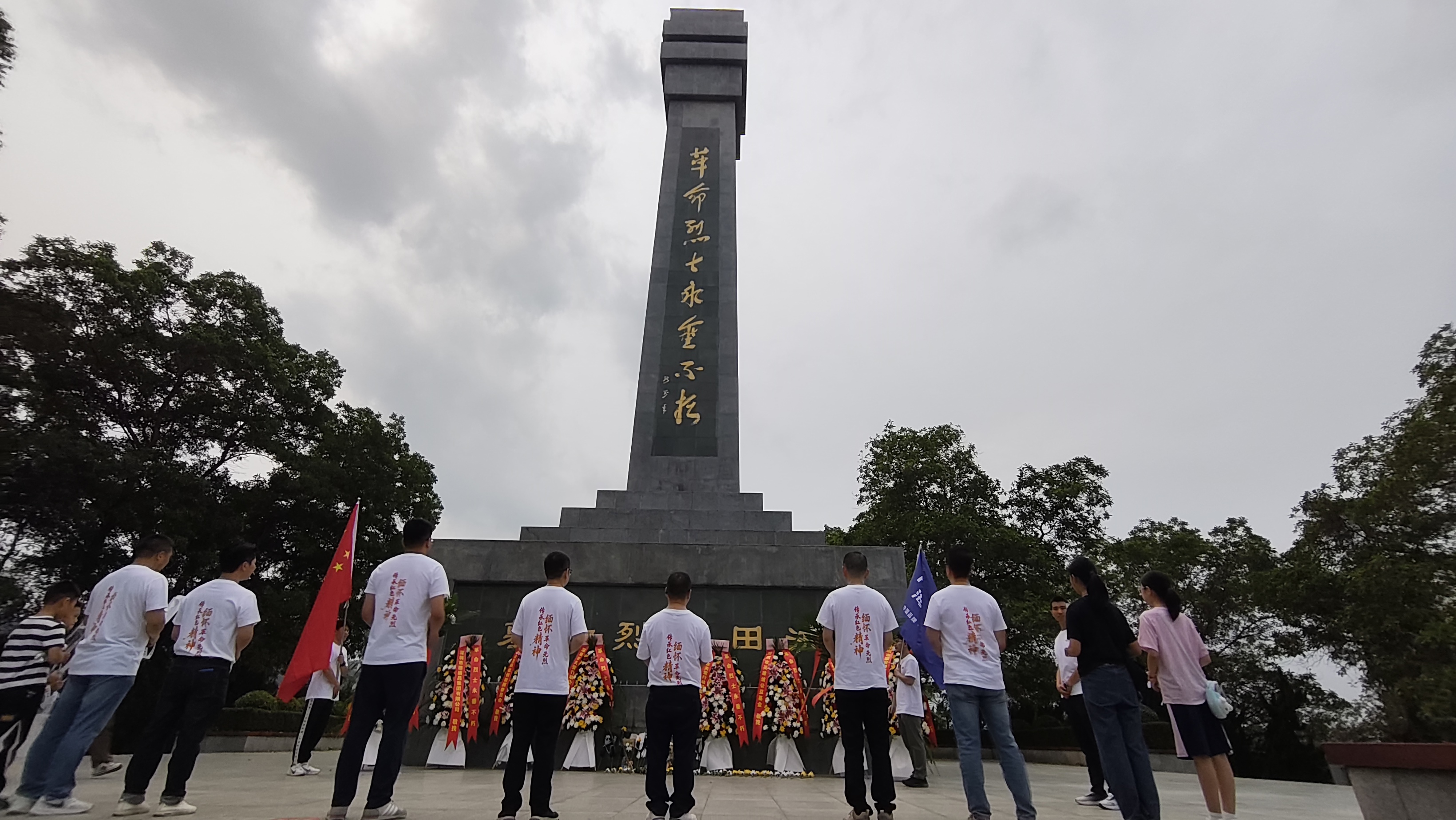 1774858018544208.jpg 敬獻(xiàn)鮮花 (2).jpg